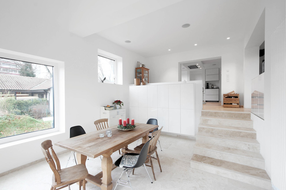 Diseño de comedor de estilo de casa de campo de tamaño medio abierto con paredes blancas