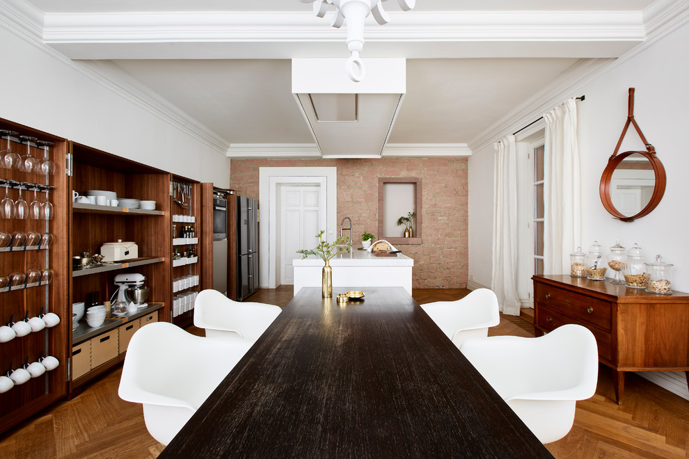Idee per una grande sala da pranzo aperta verso il soggiorno minimal con pavimento in legno massello medio, pavimento marrone, pareti bianche e nessun camino