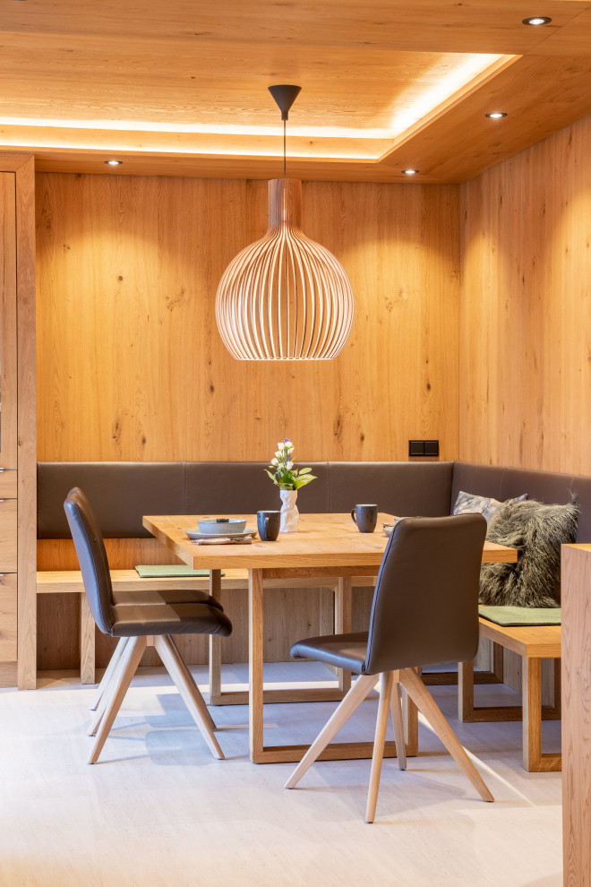 Idee per una sala da pranzo aperta verso la cucina etnica di medie dimensioni con pareti beige e pavimento beige
