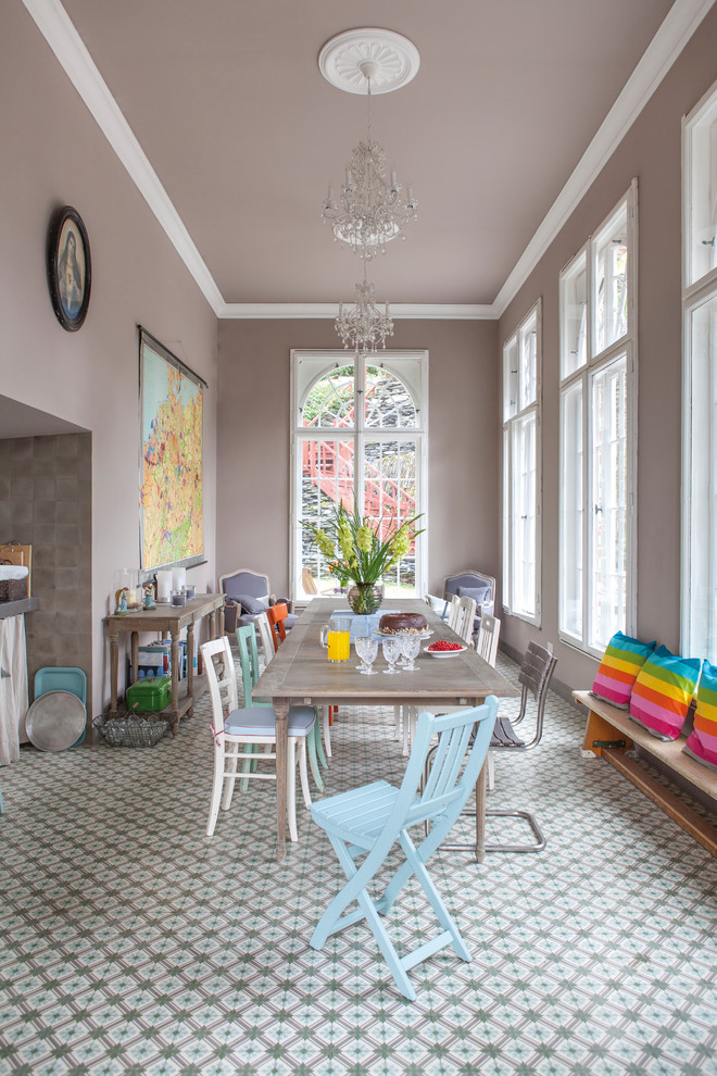 На фото: большая гостиная-столовая в стиле фьюжн с разноцветным полом, коричневыми стенами и полом из керамической плитки без камина