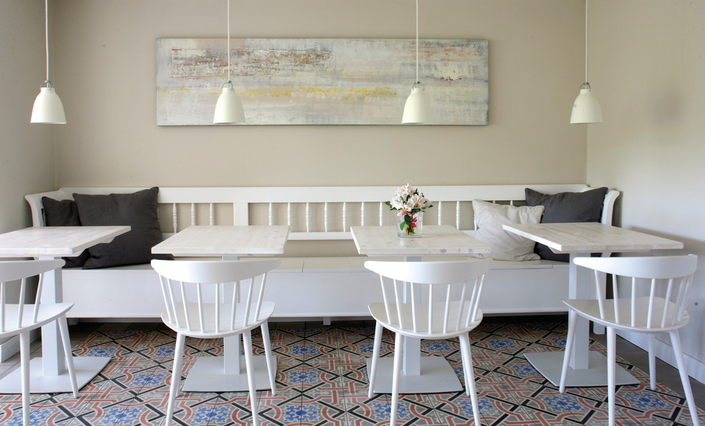 Exempel på en mellanstor lantlig separat matplats, med beige väggar, klinkergolv i keramik och flerfärgat golv