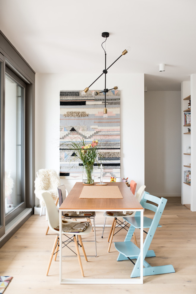Mittelgroße Stilmix Wohnküche ohne Kamin mit weißer Wandfarbe, braunem Boden und hellem Holzboden in Berlin