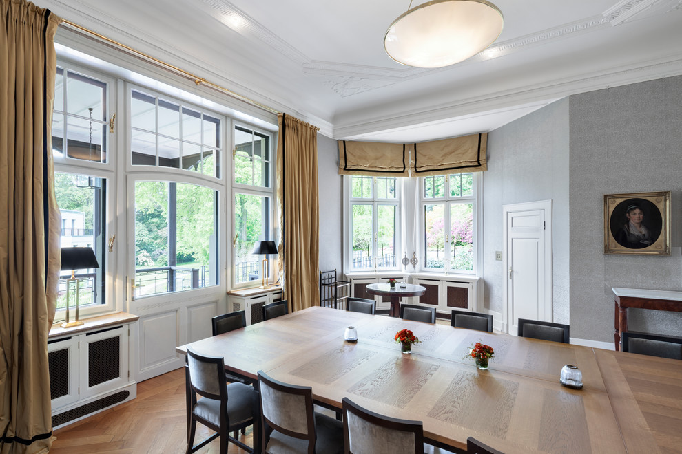 Idee per una sala da pranzo tradizionale di medie dimensioni con pareti grigie, pavimento in legno massello medio e pavimento marrone