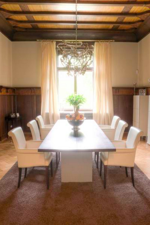 Réalisation d'une salle à manger tradition de taille moyenne avec un sol en bois brun.