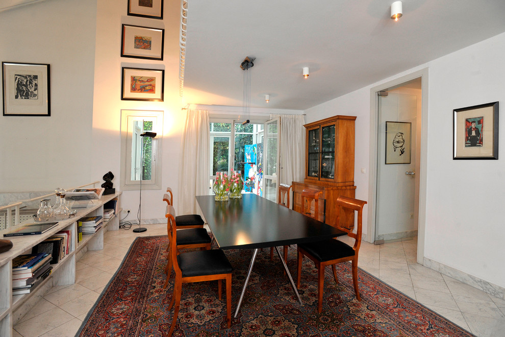 Foto di una sala da pranzo aperta verso il soggiorno chic di medie dimensioni con pareti bianche e pavimento in marmo