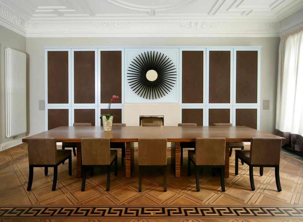 Aménagement d'une salle à manger contemporaine avec un mur beige et un sol en bois brun.