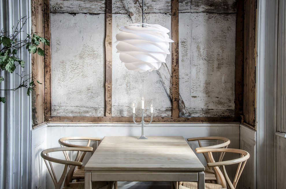 Пример оригинального дизайна: столовая в стиле шебби-шик с серыми стенами