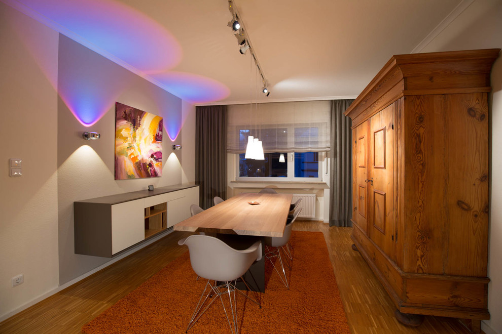 Mittelgroßes, Offenes Modernes Esszimmer mit grauer Wandfarbe und hellem Holzboden in Frankfurt am Main