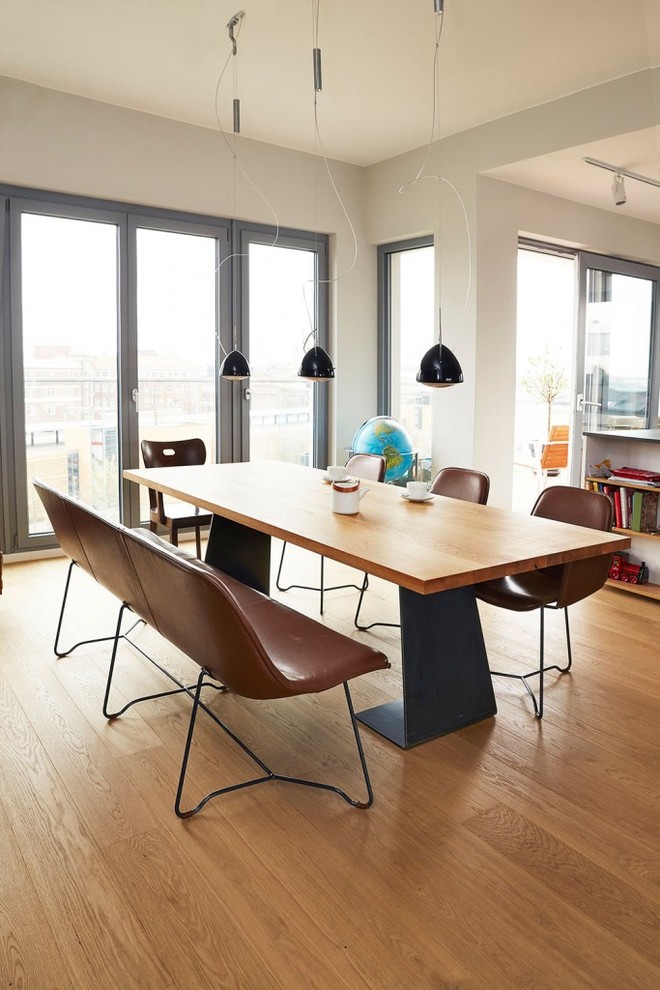 Imagen de comedor contemporáneo, de tamaño medio, abierto, con paredes blancas y suelo de madera clara