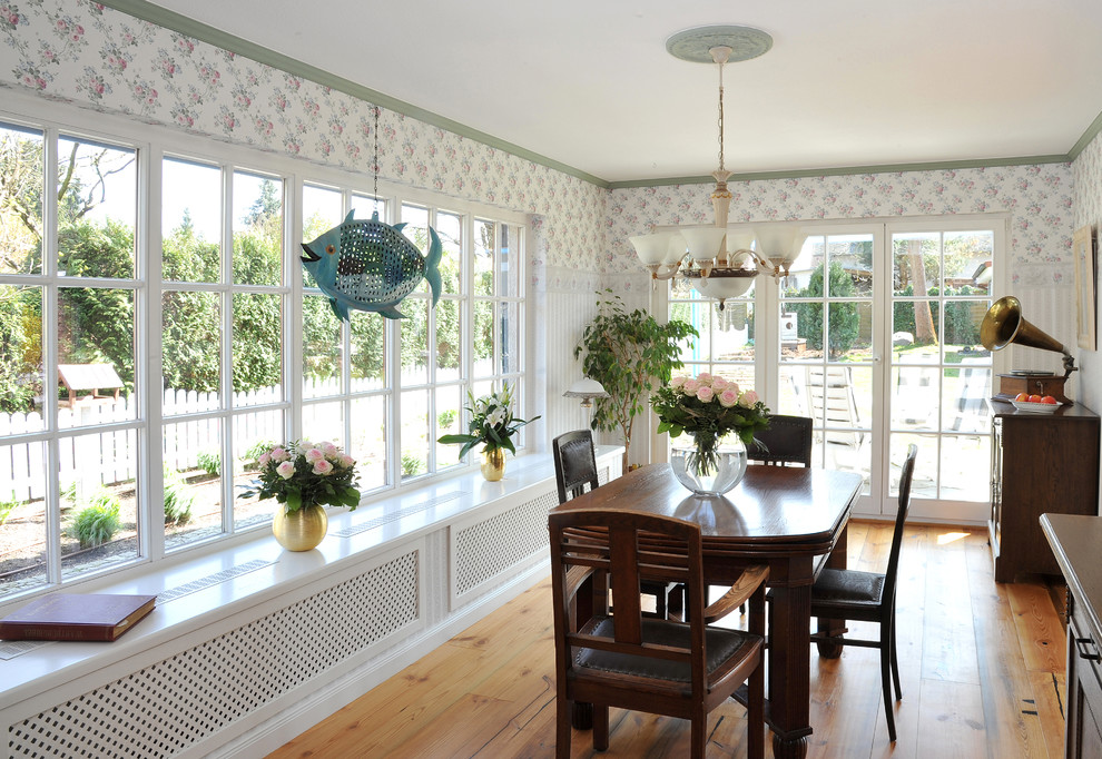 Idée de décoration pour une salle à manger champêtre de taille moyenne avec parquet clair et aucune cheminée.