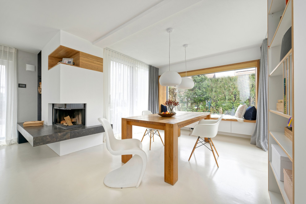 Источник вдохновения для домашнего уюта: большая гостиная-столовая в современном стиле с белыми стенами, полом из фанеры, угловым камином и бежевым полом