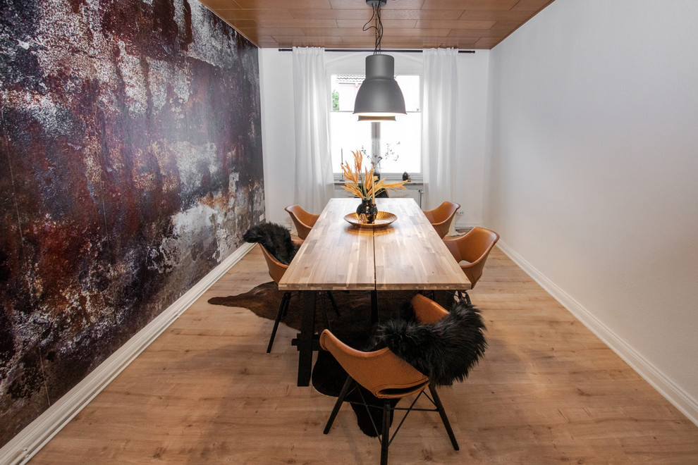 Foto de comedor urbano de tamaño medio con paredes blancas y suelo de madera en tonos medios