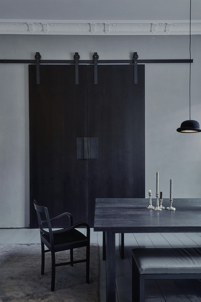 Стильный дизайн: отдельная столовая среднего размера в современном стиле с серыми стенами, светлым паркетным полом и белым полом без камина - последний тренд