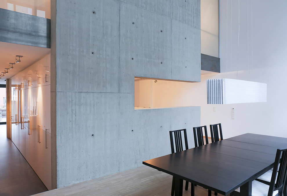 Offenes, Mittelgroßes Industrial Esszimmer mit grauer Wandfarbe und hellem Holzboden in Essen