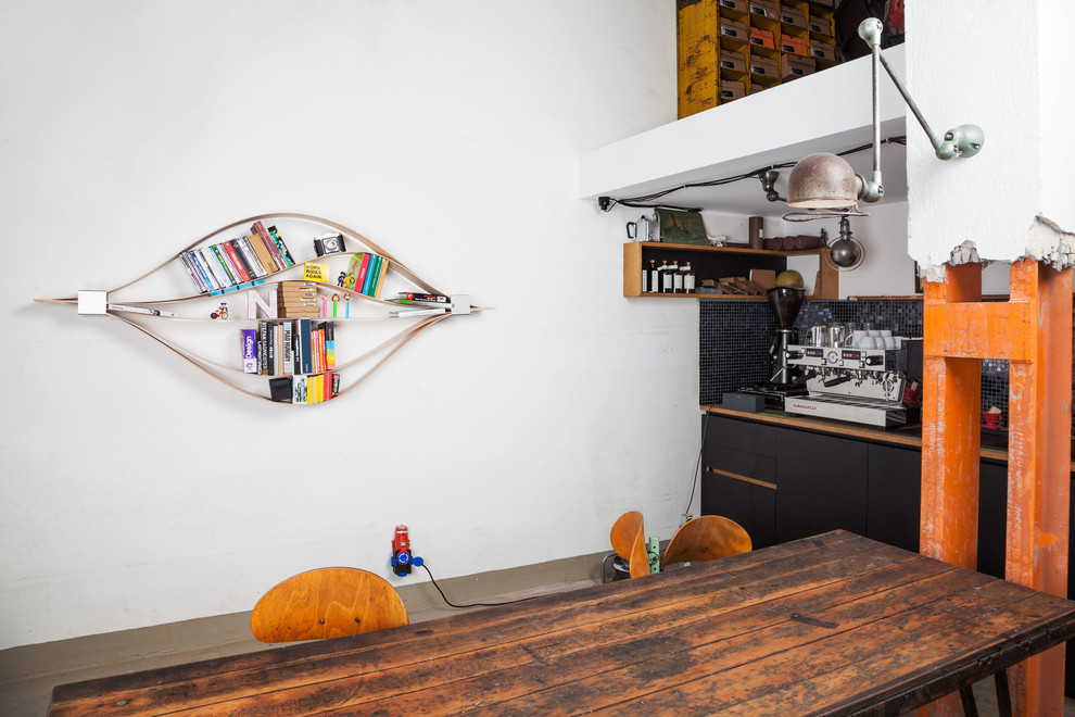 Bild på ett mellanstort eklektiskt kök med matplats, med vita väggar och betonggolv
