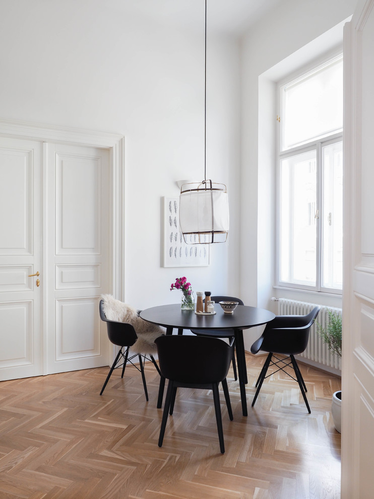 Идея дизайна: большая гостиная-столовая в скандинавском стиле с белыми стенами, паркетным полом среднего тона и коричневым полом без камина