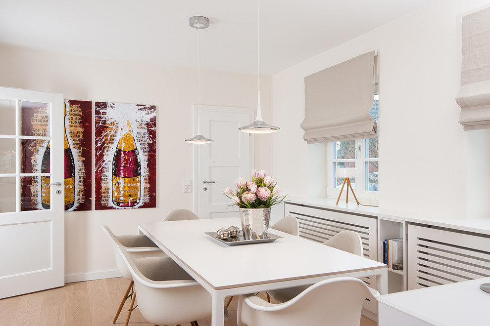 Свежая идея для дизайна: кухня-столовая среднего размера в современном стиле с светлым паркетным полом и белыми стенами - отличное фото интерьера