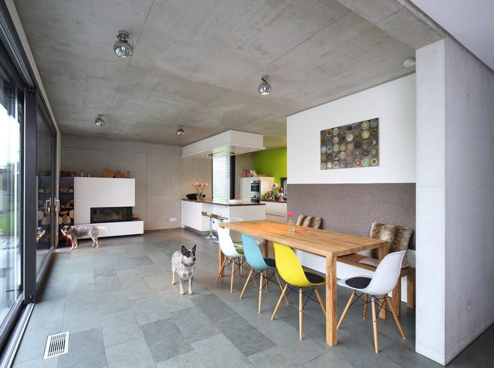 This is an example of a contemporary dining room in Stuttgart.