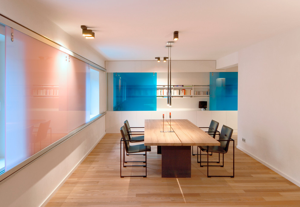 Idee per una sala da pranzo aperta verso il soggiorno minimalista di medie dimensioni con pareti bianche