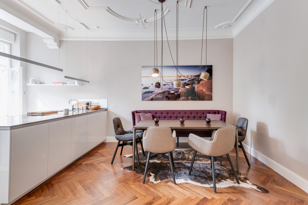 Exemple d'une salle à manger ouverte sur le salon tendance avec un sol en bois brun.