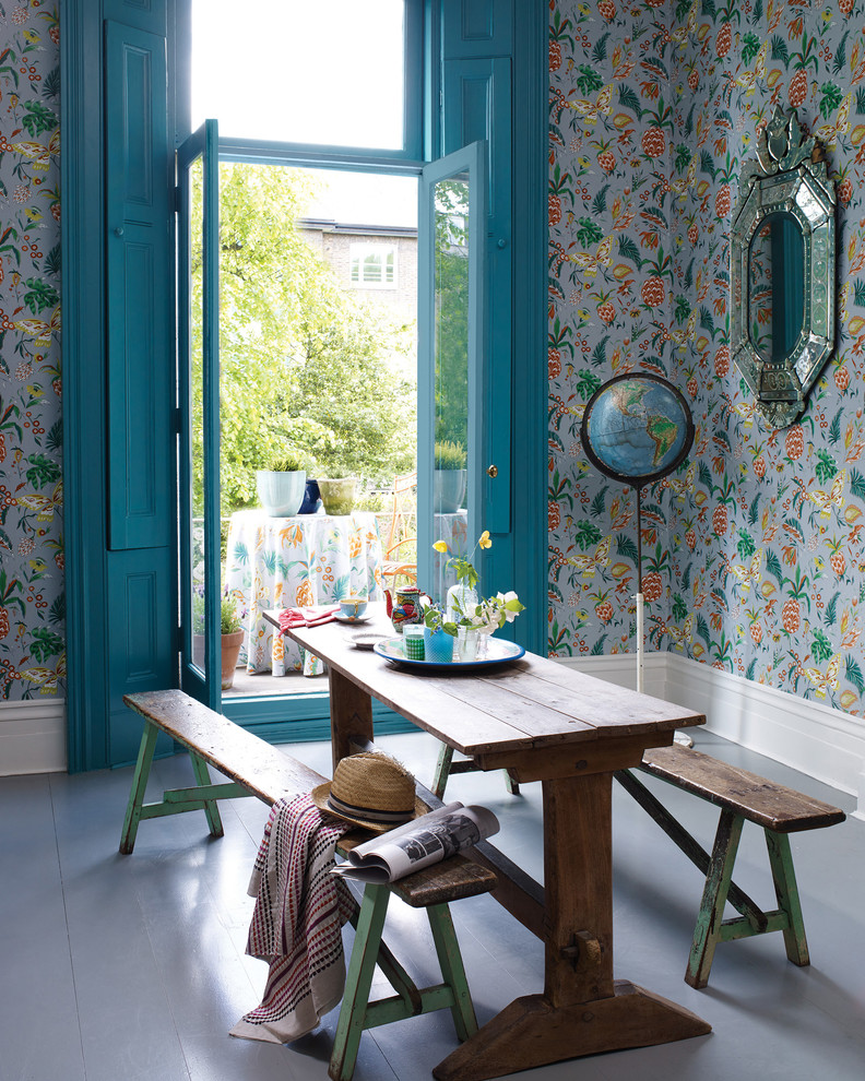 Mittelgroßes, Geschlossenes Landhaus Esszimmer ohne Kamin mit hellem Holzboden und blauer Wandfarbe in Berlin