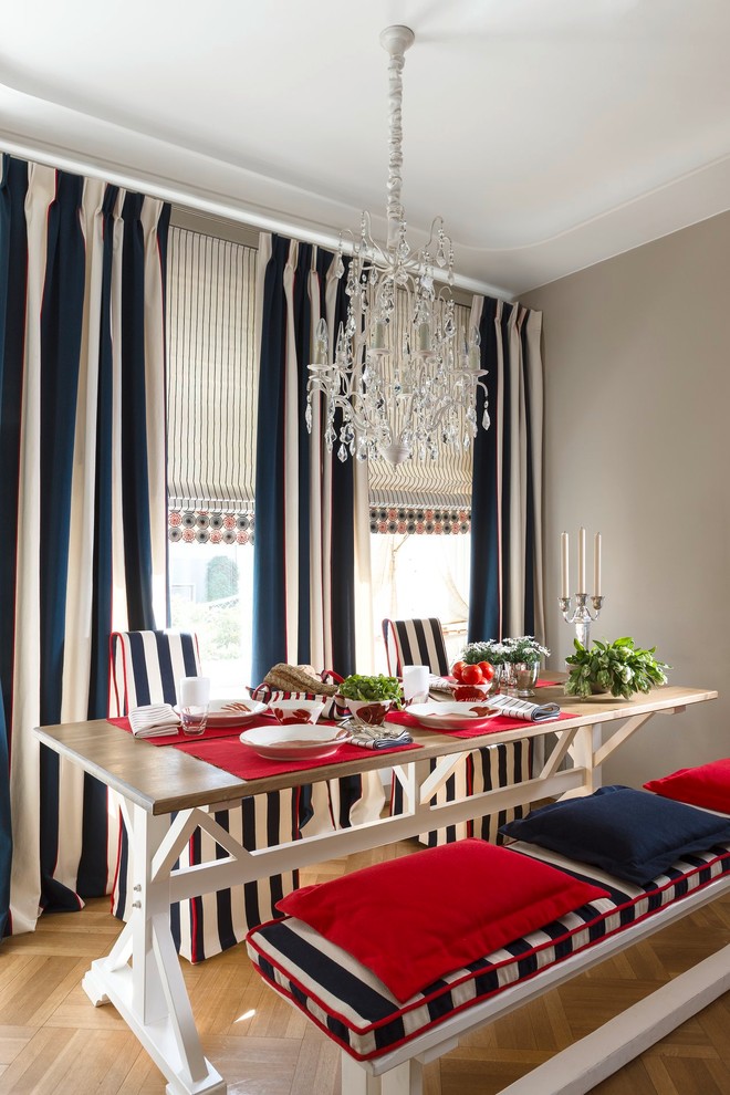 Esempio di una sala da pranzo stile marino chiusa e di medie dimensioni con pareti beige e parquet chiaro