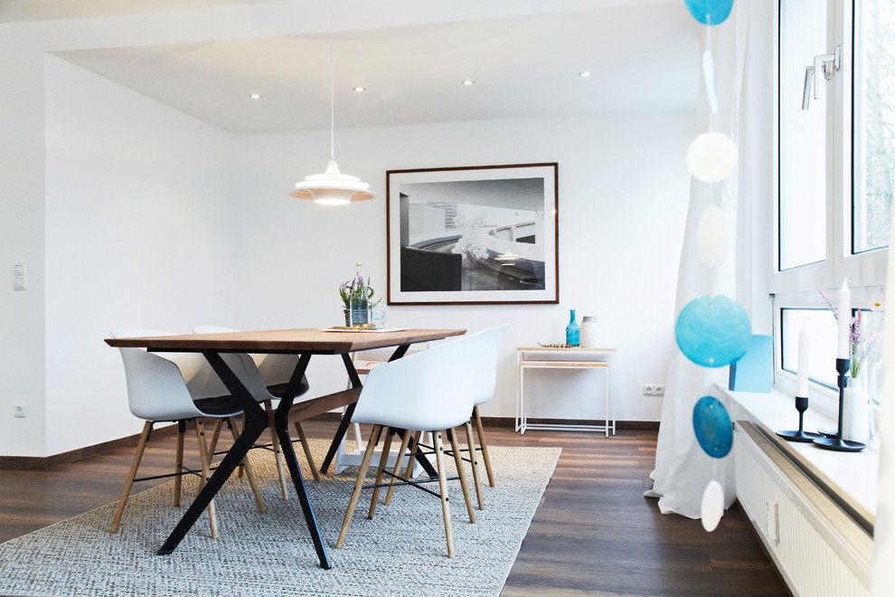 Exemple d'une salle à manger tendance de taille moyenne avec un mur blanc, un sol en bois brun, aucune cheminée et un sol marron.