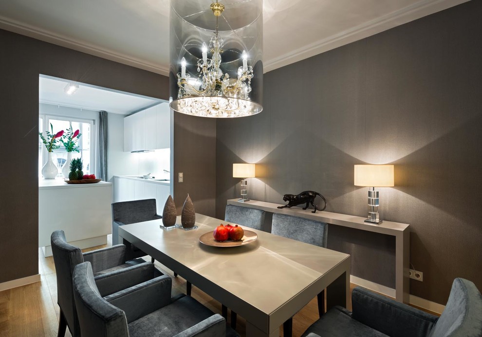 На фото: гостиная-столовая среднего размера в современном стиле с серыми стенами и светлым паркетным полом без камина с