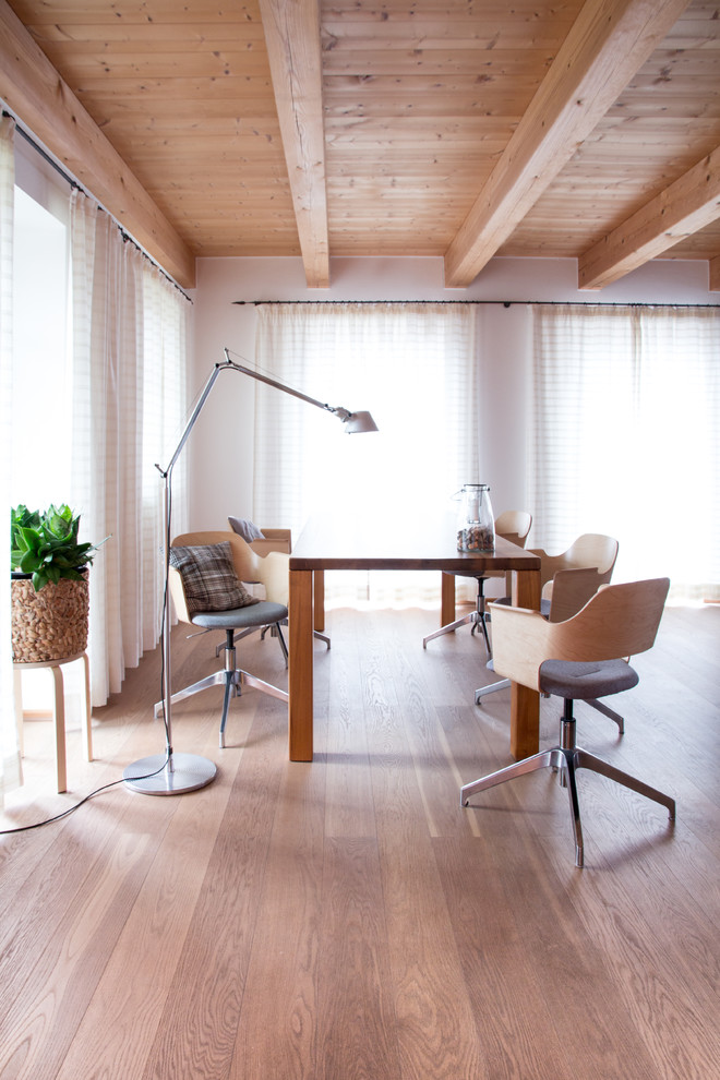 Geräumiges, Offenes Landhausstil Esszimmer ohne Kamin mit hellem Holzboden, weißer Wandfarbe und braunem Boden in München