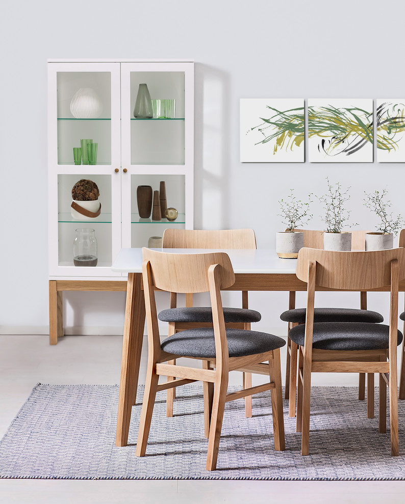 Стильный дизайн: маленькая отдельная столовая в скандинавском стиле с серыми стенами, бетонным полом и серым полом без камина для на участке и в саду - последний тренд