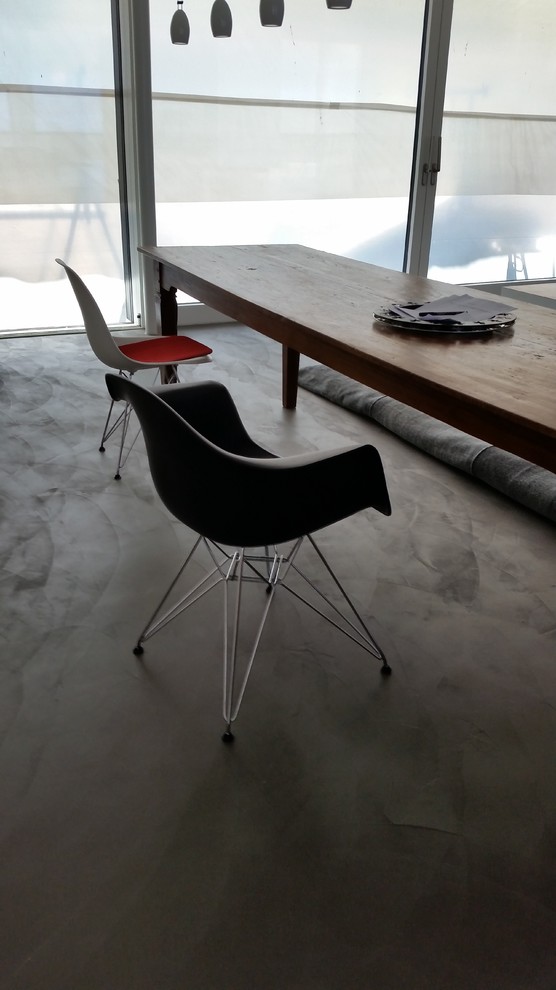 На фото: столовая в современном стиле с бетонным полом