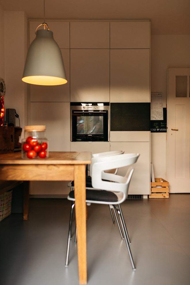 Источник вдохновения для домашнего уюта: маленькая кухня-столовая в современном стиле с белыми стенами и серым полом без камина для на участке и в саду