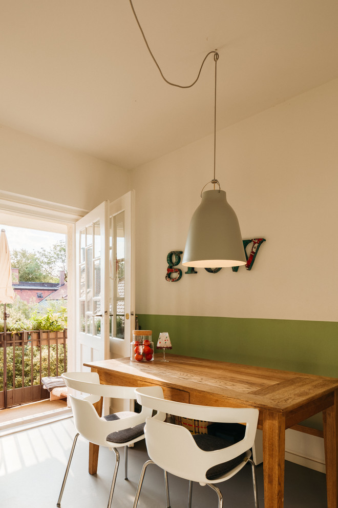 Imagen de comedor de cocina contemporáneo pequeño sin chimenea con paredes blancas y suelo gris
