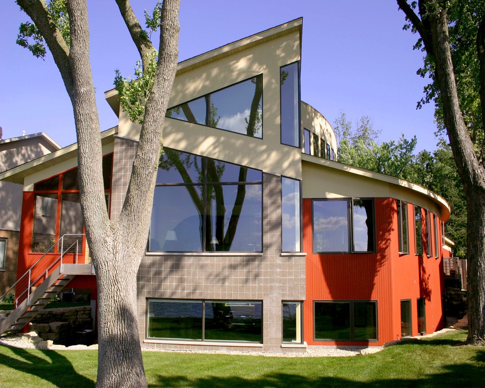 Стильный дизайн: большой, двухэтажный, бежевый дом в современном стиле с комбинированной облицовкой и односкатной крышей - последний тренд