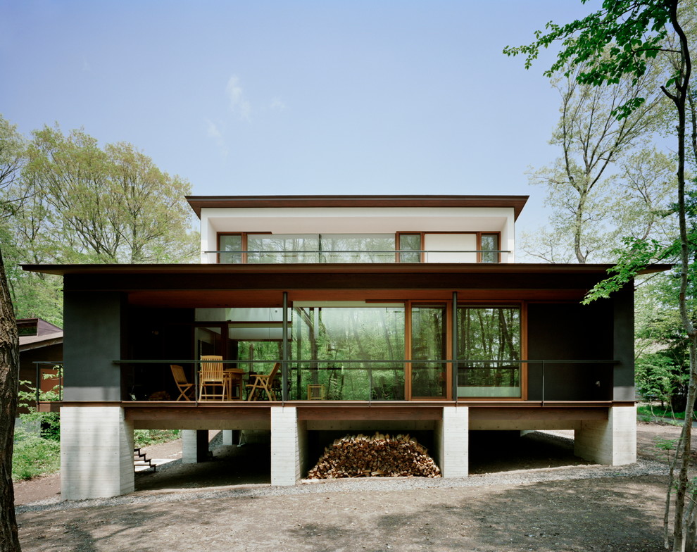 Immagine della villa bianca moderna a due piani con rivestimenti misti e tetto piano