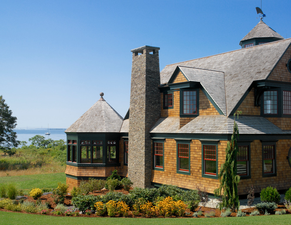 Idee per la facciata di una casa ampia marrone vittoriana a tre piani con rivestimento in legno