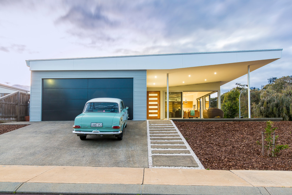 Mittelgroßes, Einstöckiges Retro Haus mit Metallfassade, grauer Fassadenfarbe und Pultdach in Perth