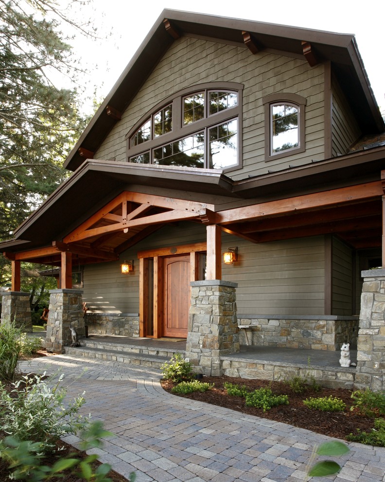 Идея дизайна: большой, двухэтажный, деревянный, зеленый дом в стиле рустика с двускатной крышей