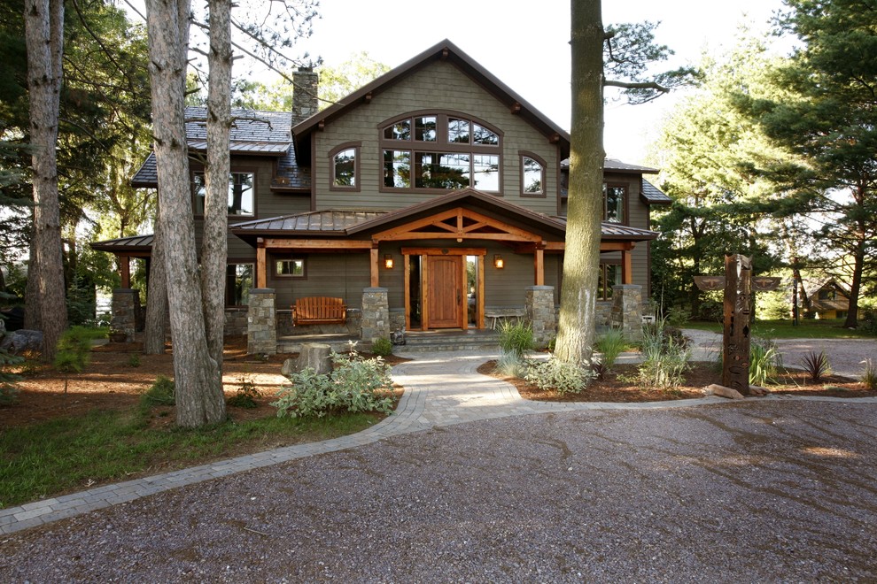 Источник вдохновения для домашнего уюта: большой, двухэтажный, деревянный, зеленый дом в стиле рустика с двускатной крышей