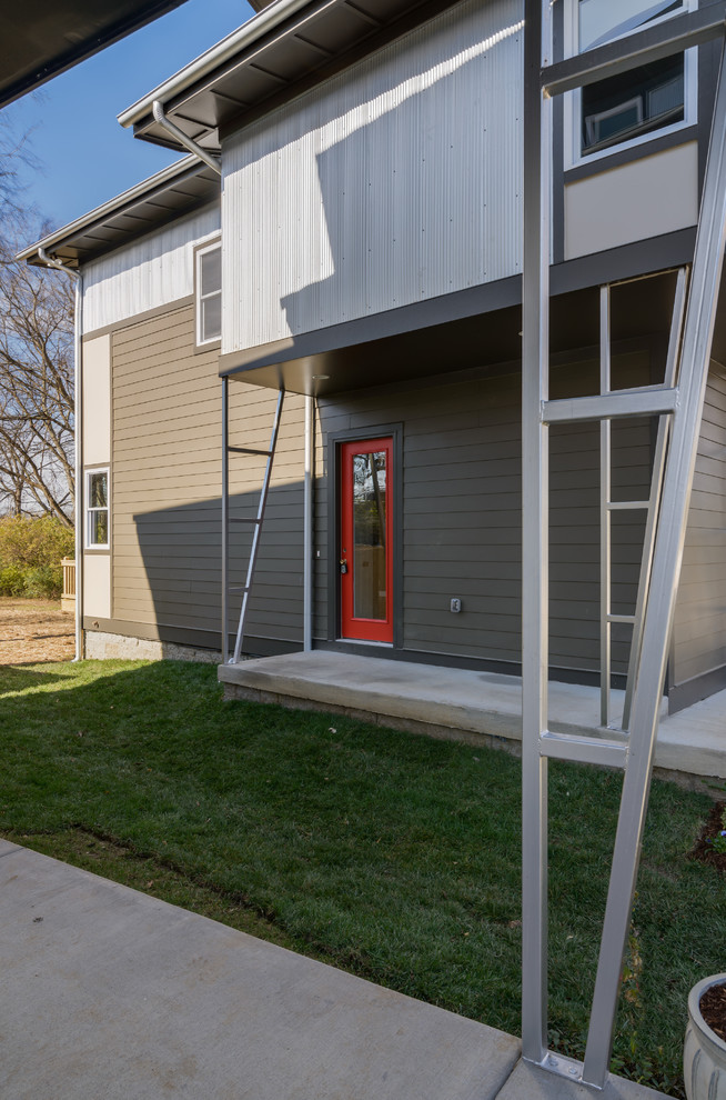 Modernes Haus mit Mix-Fassade und grauer Fassadenfarbe in Nashville