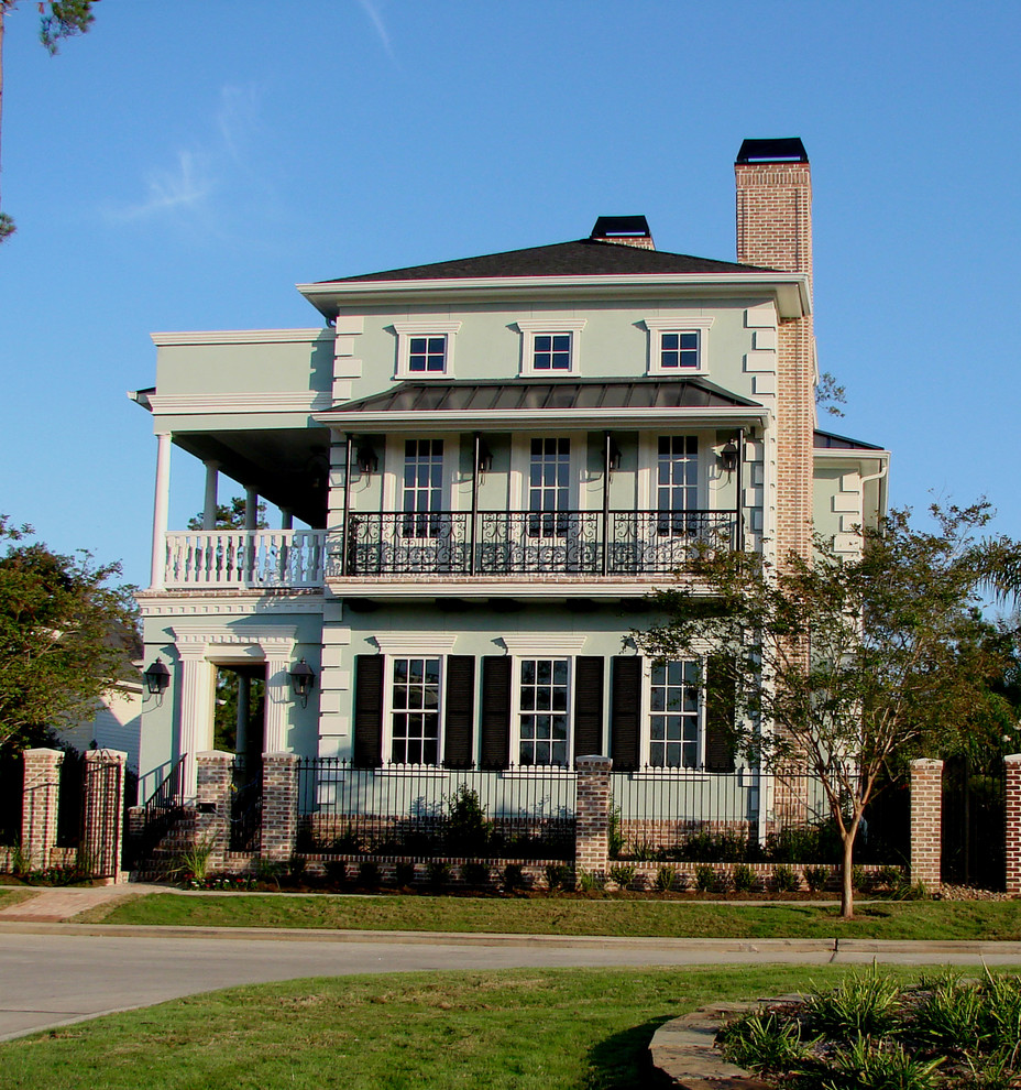 Imagen de fachada verde clásica de tres plantas