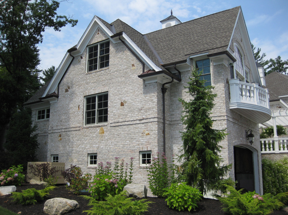 Geräumiges, Zweistöckiges Uriges Einfamilienhaus mit Mix-Fassade, beiger Fassadenfarbe, Satteldach und Ziegeldach in Boston