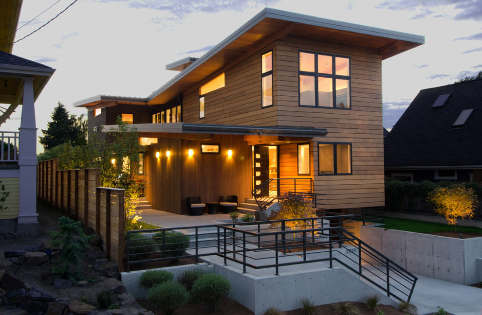 Стильный дизайн: двухэтажный, деревянный дом в современном стиле с плоской крышей - последний тренд