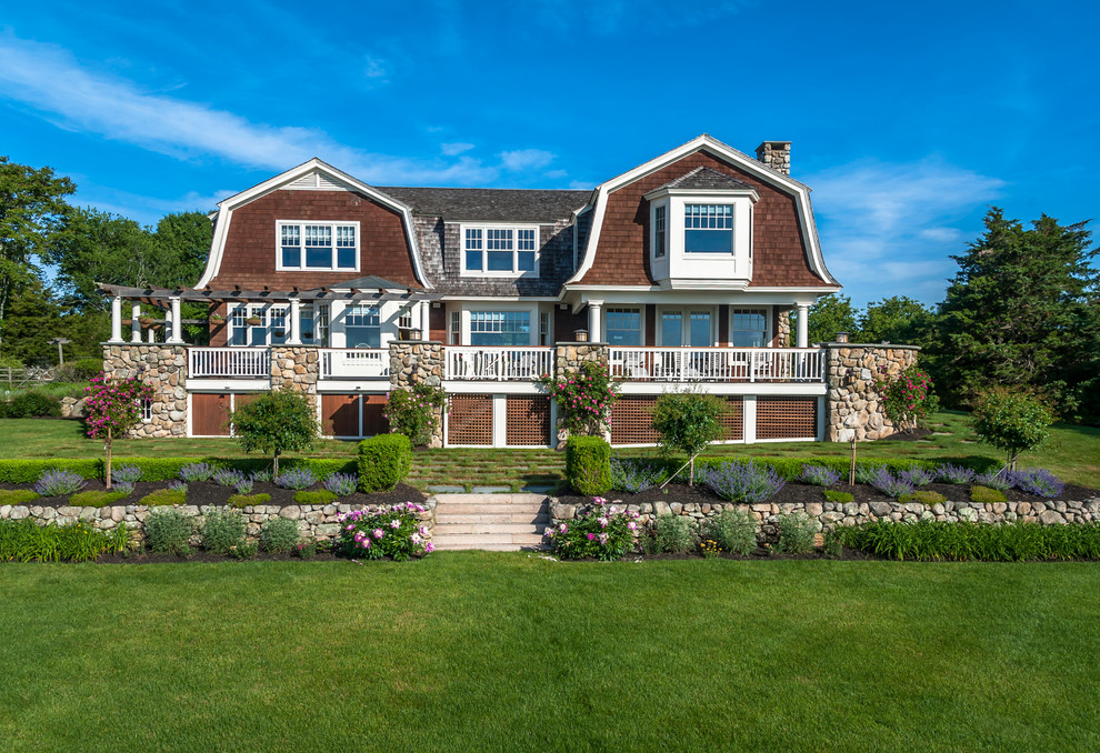 Große, Zweistöckige Country Holzfassade Haus mit brauner Fassadenfarbe und Mansardendach in Providence
