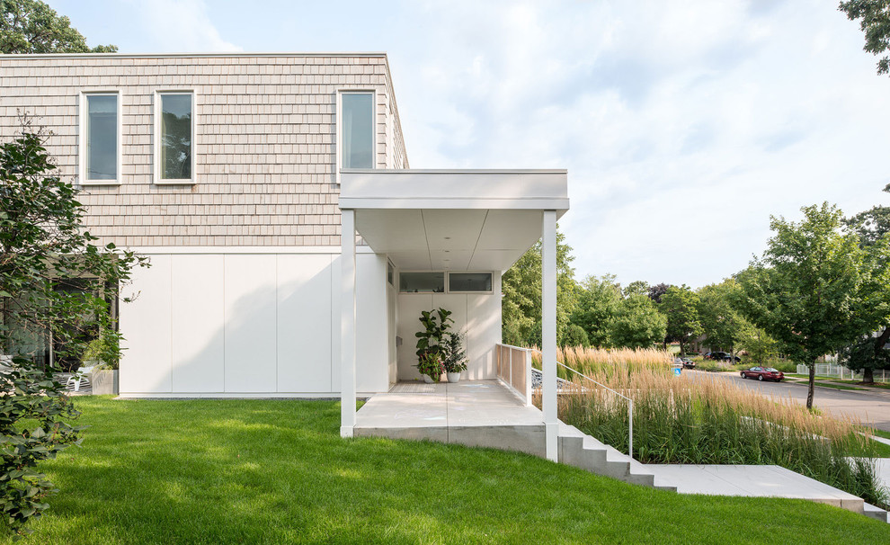 Foto de fachada blanca minimalista de dos plantas con revestimiento de madera