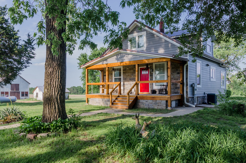 Kleines, Zweistöckiges Landhausstil Einfamilienhaus mit Faserzement-Fassade, grauer Fassadenfarbe, Satteldach und Blechdach in St. Louis