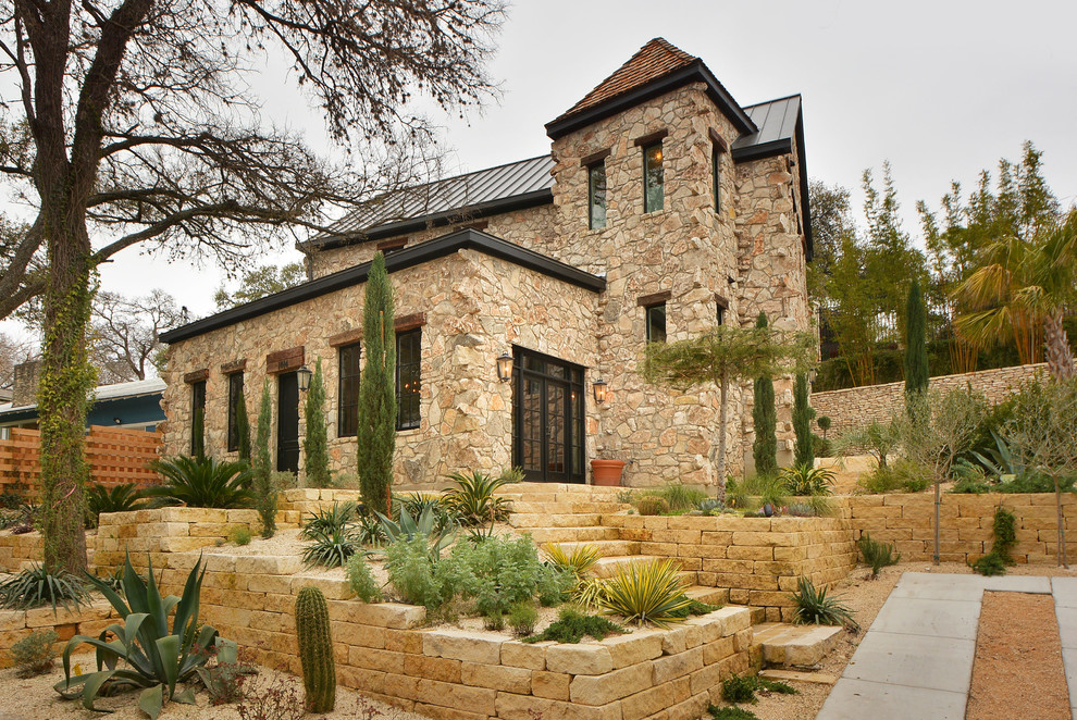 Zweistöckiges Mediterranes Haus mit Steinfassade, beiger Fassadenfarbe, Satteldach und Misch-Dachdeckung in Austin