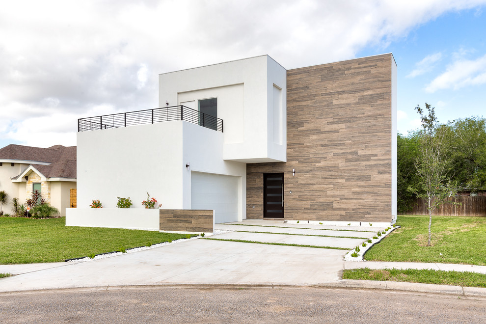 Ejemplo de fachada de casa blanca moderna de tamaño medio de dos plantas con revestimiento de estuco y tejado plano