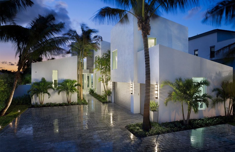 Mittelgroßes, Zweistöckiges Maritimes Einfamilienhaus mit Betonfassade, grüner Fassadenfarbe, Pultdach und Blechdach in Miami