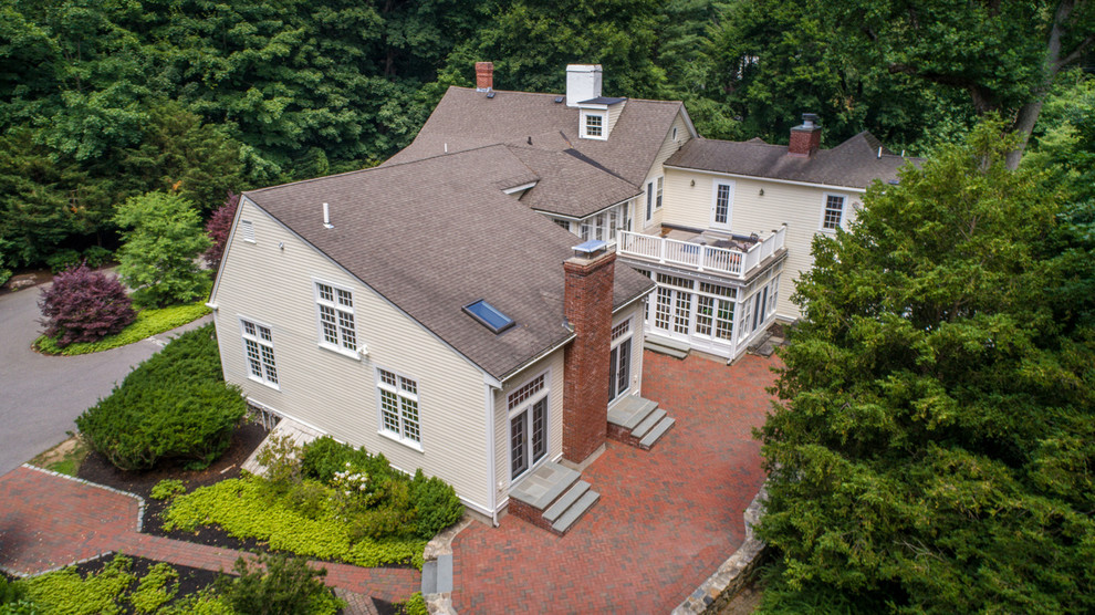 Geräumiges, Dreistöckiges Klassisches Haus mit gelber Fassadenfarbe in Boston